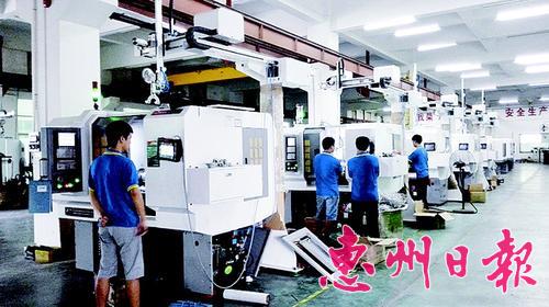 博赛公司坚持数控旋压机自主研发和生产，发展快速。这是员工在生产车间作业。 本报记者马海菊 通讯员陈海珠 摄

